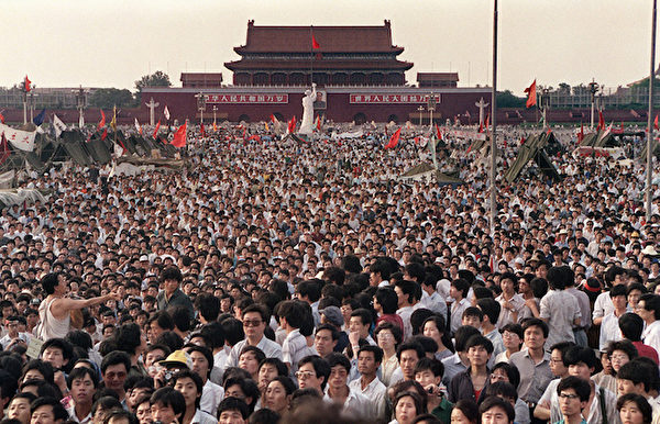 1989年6月约百万人聚集在天安门广场参与民主活动。(Catherine Henriette/AFP/Getty Images) 1989年6月约百万人聚集在天安门广场参与民主活动。(Catherine Henriette/AFP/Getty Images)
