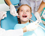 从6月1日起﹐总部位于橙县的西部牙医公司 (Western Dental) 所属的部分诊所将不再接受持加州医保Denti-Cal的低收入新病人。图为牙医在给小女孩看牙。（fotolia）