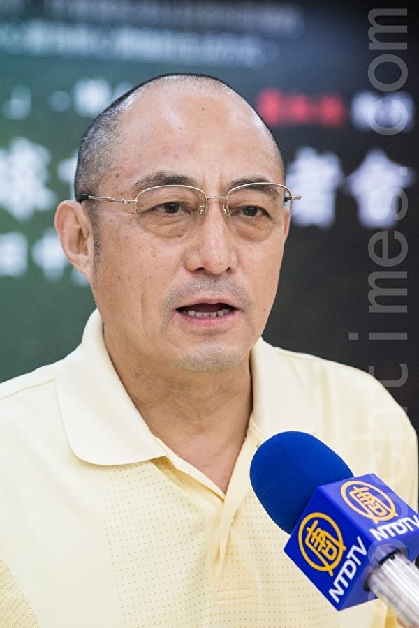 中国流亡作家袁红冰以《小红帽》为例,近几十年来中共精心打扮得像小红帽的外婆,“但骨子里依旧是一头野心勃勃的恶狼”。(陈柏州/大纪元) 中国流亡作家袁红冰以《小红帽》为例,近几十年来中共精心打扮得像小红帽的外婆,“但骨子里依旧是一头野心勃勃的恶狼”。(陈柏州/大纪元)