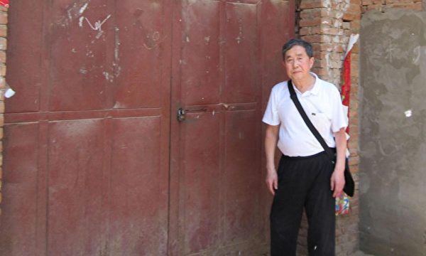 陈秉中在“铁将军”把门的段青云家门前。(投书人提供) 陈秉中在“铁将军”把门的段青云家门前。(投书人提供)