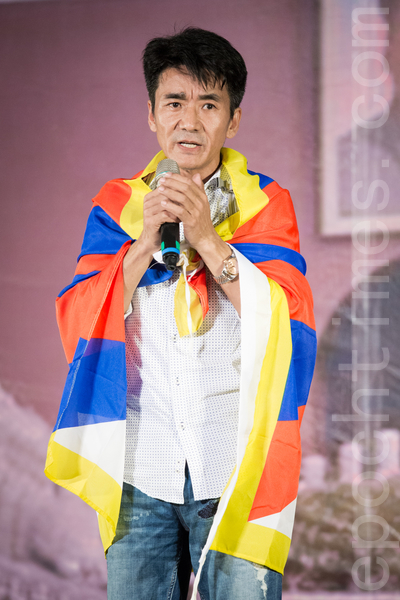 多个民间团体6月4日晚间在台北中正纪念堂举办“六四天安门事件”26周年纪念晚会，在台藏人福利协会会长札西慈仁出席与会。（陈柏州/大纪元）