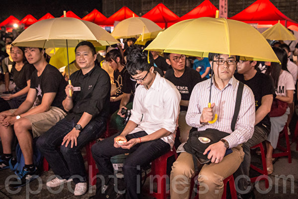 多个民团6月4日晚间在台北中正纪念堂举办“六四天安门事件”26周年纪念晚会，并撑起黄伞、呼应去年的香港雨伞运动，象征对中共压迫人权、民主、自由的抵抗。（陈柏州/大纪元）