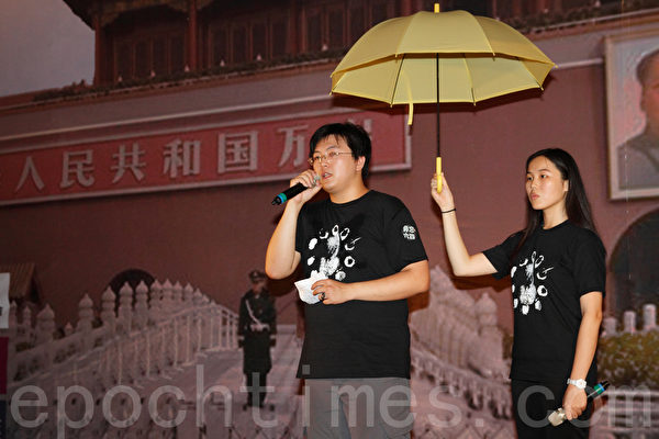 多个民间团体6月4日晚间在台北中正纪念堂举办“六四天安门事件”26周年纪念晚会。图左为台湾学生促进中国民主化工作会召集人郭豫谦。（罗正恒/大纪元）
