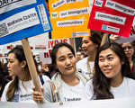 2015年5月19日，韩裔人士在纽约联邦大厦参加集会支持奥巴马移民改革。（Andrew Burton/Getty Images）