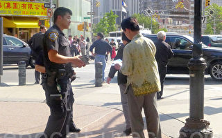 五分局警员华埠街头宣传交通安全