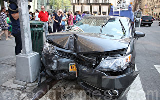 曼哈顿中城车辆失控 四人受伤