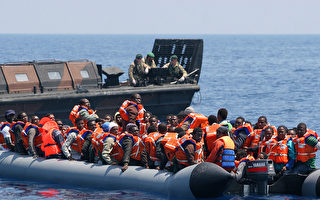 英海军驰援  逾千名地中海难民获救