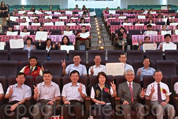 百家企业签约后合影留念。(许享富 /大纪元) 百家企业签约后合影留念。(许享富 /大纪元)
