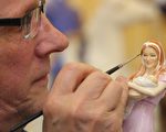 2015年6月10日：由英国艺术家尼尔·福克纳制作，绘画大师汤姆·梅森彩绘的剑桥公爵夫人凯特抱着刚出生的夏洛特公主。这是皇家限量版，预计生产3000件，预计2015年9月上市。（Dave Thompson/Getty Images）