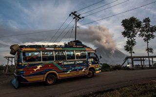 印尼西纳彭火山喷发  岩浆流泻逾2公里