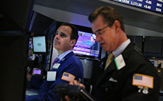 6月12日下午4點，美國道瓊斯股票指數以140點的下跌結束了一週的交易。希臘與債權國協商還債方案的最後期限已不足24小時，不僅為歐洲市場帶來壓力，也對美國股市造成下行壓力。（Spencer Platt/Getty Images）
