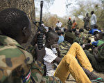 诺贝尔奖得主沙提雅提（Kailash Satyarthi）12日说，全世界童兵多达50万人，这是最严重的虐童现象。图为南苏丹童兵。（Charles LOMODONG/AFP）