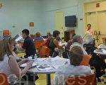 市议员陈倩雯14日在华埠青松老人中心召开里民大会，收集老人家意见。（蔡溶/大纪元）