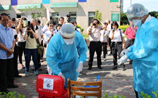 病患送至应变医院后救护人员进行消毒及卸除装备。（李撷璎/大纪元）