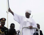 苏丹总统巴席尔（Omar al-Bashir）以1400名南非士兵作人质，以确保他能安全回到苏丹土地上。图为6月15日，巴席尔抵达喀土穆约翰内斯堡受到支持者的欢迎。（EBRAHIM HAMID/AFP）