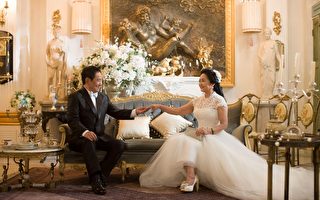 组图：马如龙结婚35周年 携妻拍婚纱