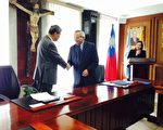 當地時間19日中華民國駐瓜地馬拉大使孫大成（左），赴拉法耶蘭帝瓦大學校長室簽署「台灣，值得瓜地馬拉借鏡」的發展經驗計畫合約書。（中華民國駐瓜地馬拉大使館提供）