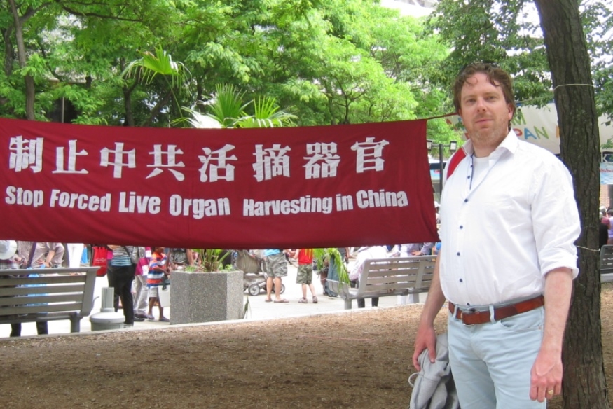 來自於挪威的血液科醫生Uladimir Tichelaar說:「像這樣的政府直接參與去做活摘器官,還從沒見過!」(明慧網)