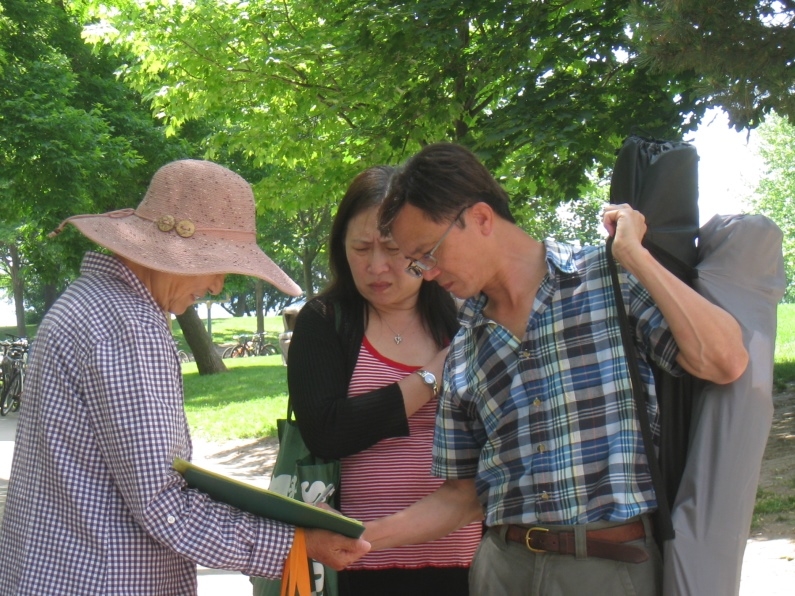 來自越南的Minh Tran先生說:「中共應該立即停止活摘法輪功學員器官的惡行!」(明慧網)