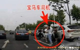 寶馬撞碎馬自達 南京網民曝司機下車畫面