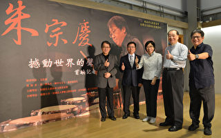 纸风车文教基金会推出“台湾文化艺术家专辑系列”，首部曲推出艺术家朱宗庆（左），纸风车基金会执行长李永丰（右）是幕后推手。（纸风车提供）