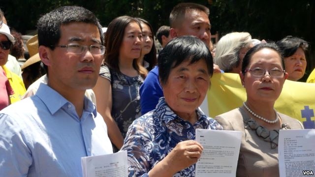 控告江泽民的原告,左起张进、李淑英、时振华。(美国之音国符拍摄)
