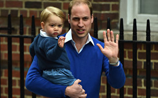 英國喬治小王子的一舉一動備受矚目。圖為2015年5月2日，威廉王子（右）帶著喬治小王子（左）到倫敦的聖瑪麗醫院探視剛生產的凱特王妃。（BEN STANSALL/AFP）