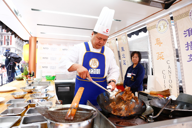 2015年6月27日,第七屆新唐人全世界中國菜廚技大賽決賽正式在紐約時代廣場隆重開場。第一輪決賽選手葉樂明正在準備菜式。(戴兵/大紀元)