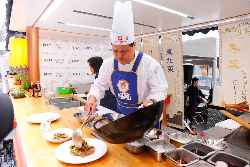2015年6月27日,第七屆新唐人全世界中國菜廚技大賽決賽正式在紐約時代廣場隆重開場。第一輪粵菜決賽選手葉樂明正在準備菜式。(戴兵/大紀元)