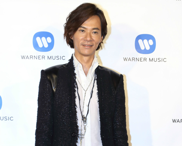 楊培安擦身歌王 開心親送張學友專輯 | 大紀元