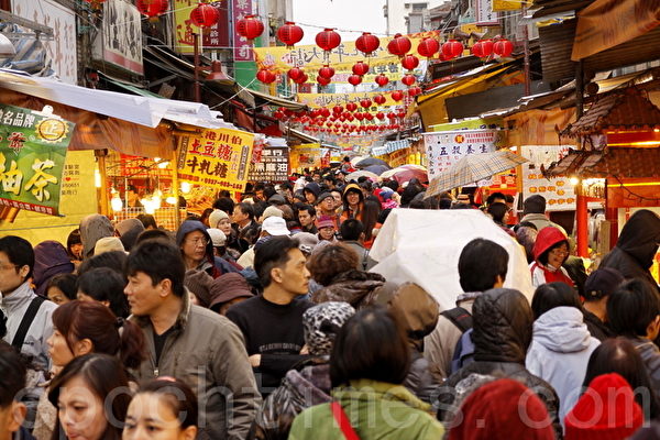 臺北市迪化街年貨大街,民眾過年採買年貨的情景。(林伯東/大紀元) 臺北市迪化街年貨大街,民眾過年採買年貨的情景。(林伯東/大紀元)