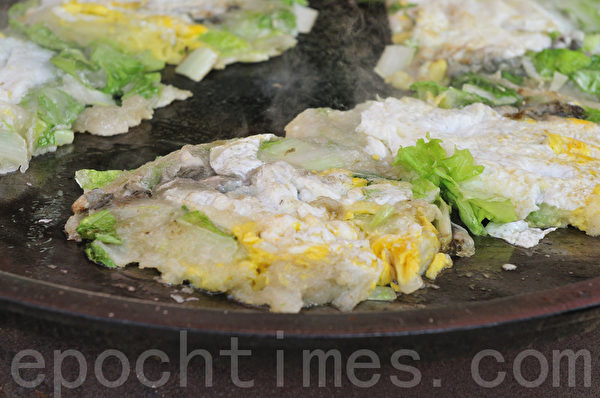 蚵仔煎以牡蠣為主要原料的海產食物。(蘇玉芬/大紀元) 蚵仔煎以牡蠣為主要原料的海產食物。(蘇玉芬/大紀元)