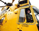週一（7月13日），英國威廉王子開始了他的新工作：空中急救員。他說自己現在需要平衡好工作、王室職責和家庭之間的關係。圖為威廉王子駕駛海王直升機。（JOHN STILLWELL / AFP）