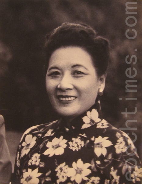 蒋宋美龄夫人的花旗袍引领风气之先,大胆把花色穿上身。(摄影:钟元/大纪元) 蒋宋美龄夫人的花旗袍引领风气之先,大胆把花色穿上身。(摄影:钟元/大纪元)