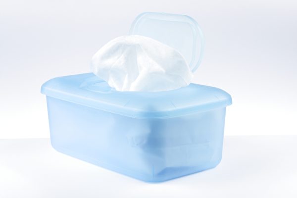 湿纸巾隐藏了很多有害人体的化学物，最好用肥皂与流水清洗消毒。（fotolia）