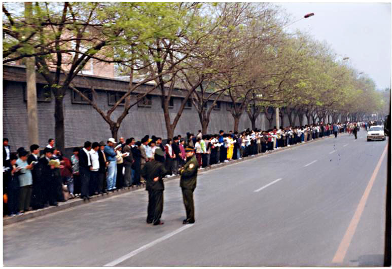 1999年4月25日,超过一萬名法輪功學員自發到北京中南海,向政府反映法輪功的真實情况和自身修煉的切身体会。當天這些普通民眾沿街而站,井然有序,靜靜讀書者眾,與事後中共的造謠宣傳形成鮮明對比,孰是孰非,一目了然。(明慧网)