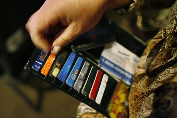 美消費者信用卡債務激增 潛在危機跡象出現