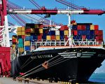 中国港口存在着严重的产能过剩问题。全球前10集装箱港口中国拥有7 个，2013 年中国港口过剩吞吐量超过日本、俄罗斯、韩国和台湾港口吞吐量的总和。图为青岛集装箱港
口。（AFP）