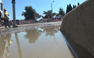 洛县三段主水管破裂 引发洪水