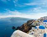 夏季是希臘最繁忙的旅遊季節，大多數專家認為，旅客應繼續前來希臘遊覽，同時採取必要的預防措施。圖為希臘圣托里尼。（Fotolia）
