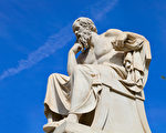 蘇格拉底雕像，雅典雕塑家列奧尼達斯‧德羅西斯（1834—1882）作，立於雅典科學院。（維基百科公共領域）