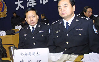 2006年，天津政坛发生“坍塌”。这场“地震”中漏网的原天津市公安局长、市政协副主席武长顺（右）2014年7月20日被调查，宣告了“天津帮”最后一块骨牌的倒台。（大纪元资料室）