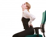 長期坐姿錯誤，橫隔膜受到壓迫，坐著也會感到累。（Fotolia）
