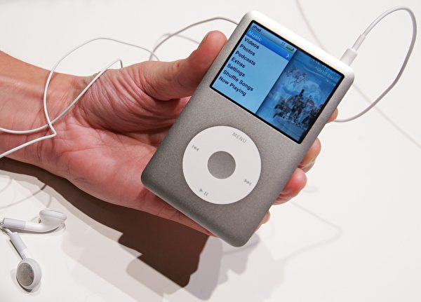 报导指,苹果(Apple)的旧产品iPod甚至比新上市的Apple Watch更受欢迎。(Cate Gillon/Getty Images) 报导指,苹果(Apple)的旧产品iPod甚至比新上市的Apple Watch更受欢迎。(Cate Gillon/Getty Images)