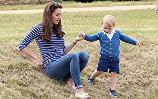 2015年6月14日，凱特王妃帶穿著藍色的洞洞鞋的喬治小王子玩滑草。（Chris Jackson/Getty Images）