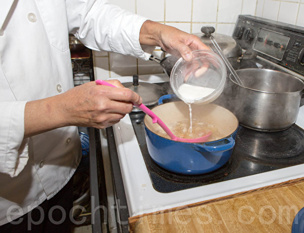 (許心如/大紀元) 【梁廚美食】鮮蟹肉魚子素翅羹