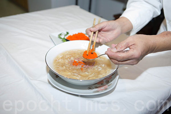 (許心如/大紀元) 【梁廚美食】鮮蟹肉魚子素翅羹