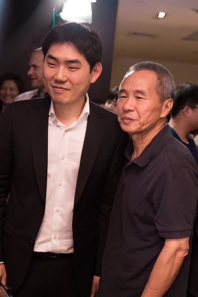 以《她们的孩子》荣获评审团特别奖的韩裔加拿大籍导演申大根开心地与心仪已久的侯导合照。(台北电影节提供) 以《她们的孩子》荣获评审团特别奖的韩裔加拿大籍导演申大根开心地与心仪已久的侯导合照。(台北电影节提供)