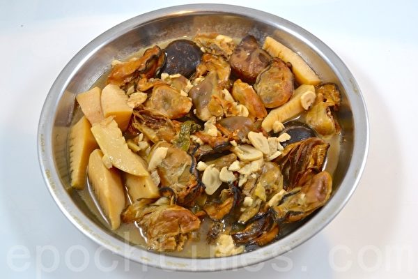 (許心如/大紀元) 【梁廚美食】 髮菜蠔豉燜豬手