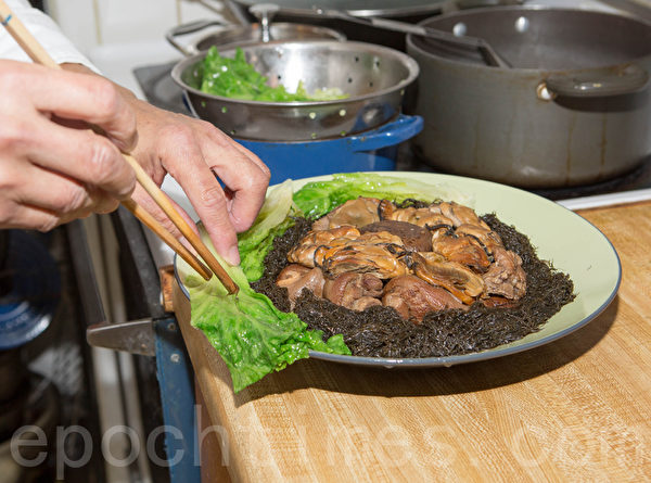 (許心如/大紀元) 【梁廚美食】 髮菜蠔豉燜豬手